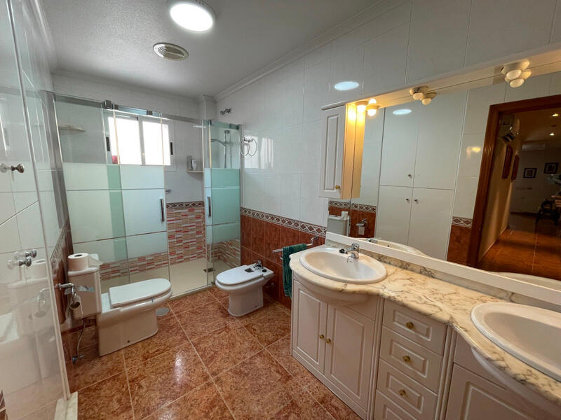 5 bedroom Townhouse for sale