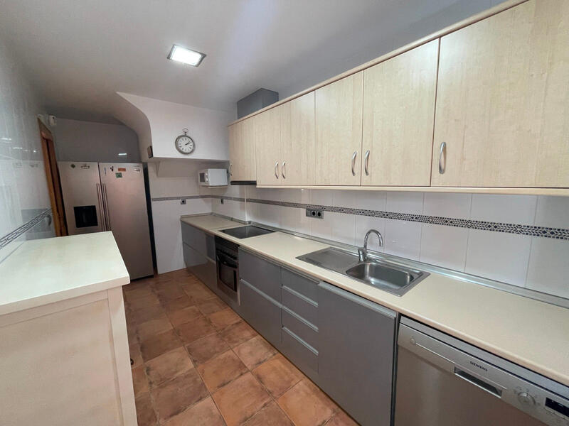 4 bedroom Townhouse for sale