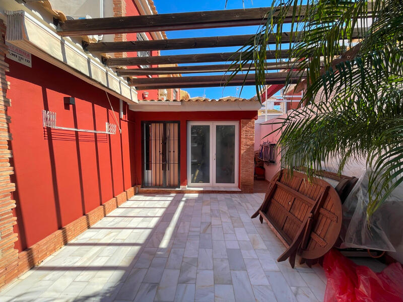 4 bedroom Townhouse for sale