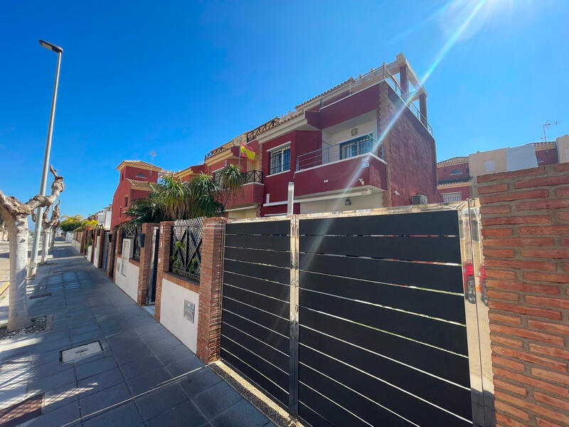 4 bedroom Townhouse for sale