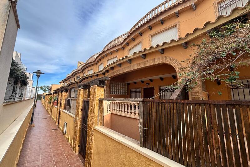 5 спальная комната городская тюрьма продается в Guardamar del Segura, Alicante