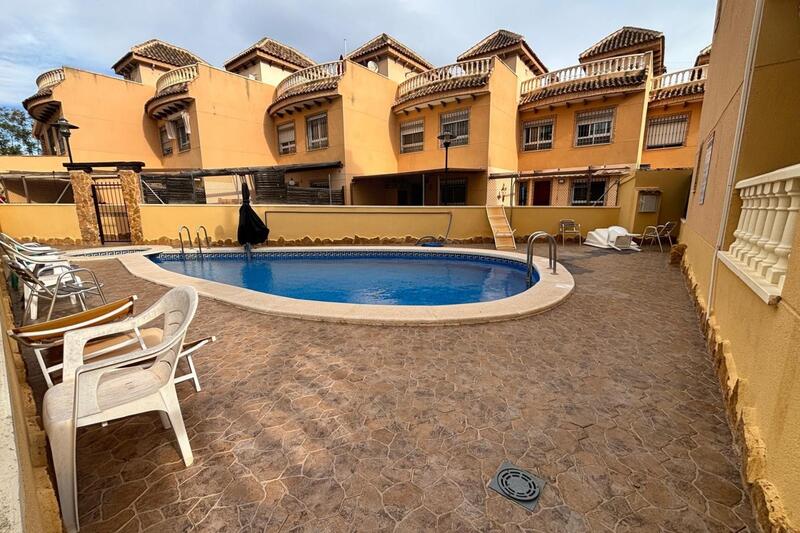 5 спальная комната городская тюрьма продается в Guardamar del Segura, Alicante