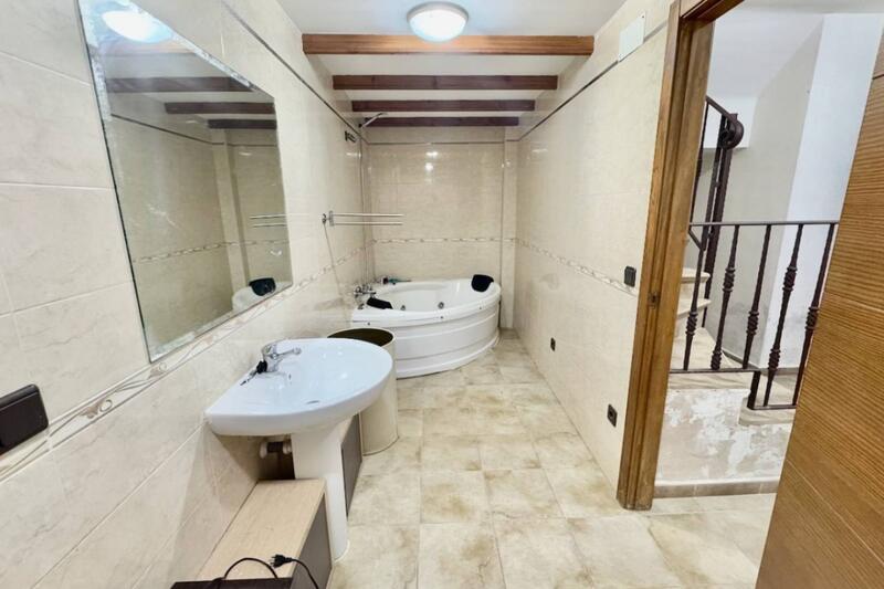 5 спальная комната городская тюрьма продается в Guardamar del Segura, Alicante