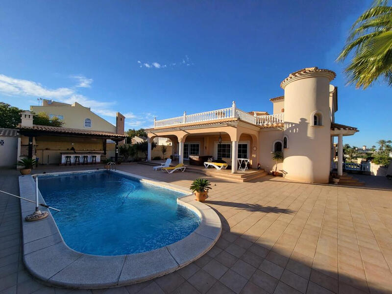4 slaapkamer Villa Te koop in Playa Flamenca, Alicante