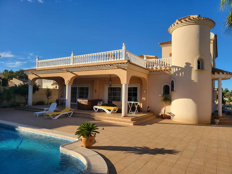 4 slaapkamer Villa Te koop in Playa Flamenca, Alicante