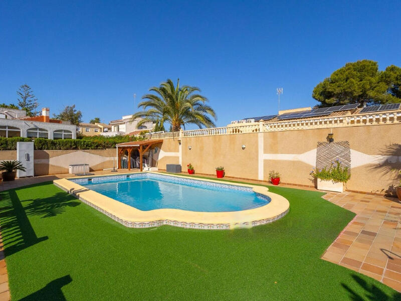 4 slaapkamer Villa Te koop in Torrevieja, Alicante