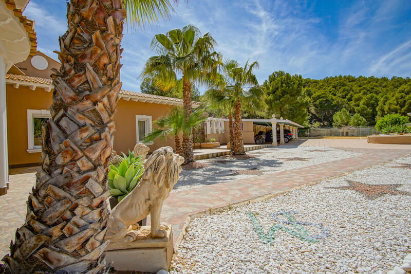 8 bedroom Villa for sale