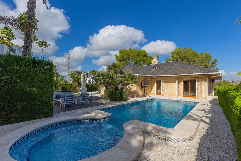 5 Cuarto Villa en venta en Villamartin, Alicante