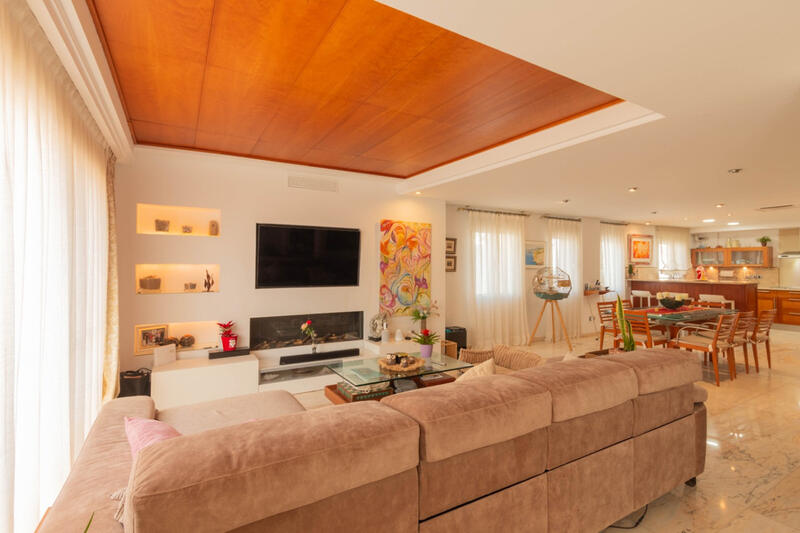 5 bedroom Townhouse for sale