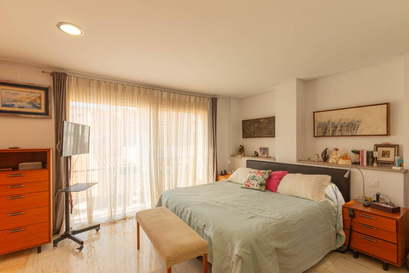 5 bedroom Townhouse for sale