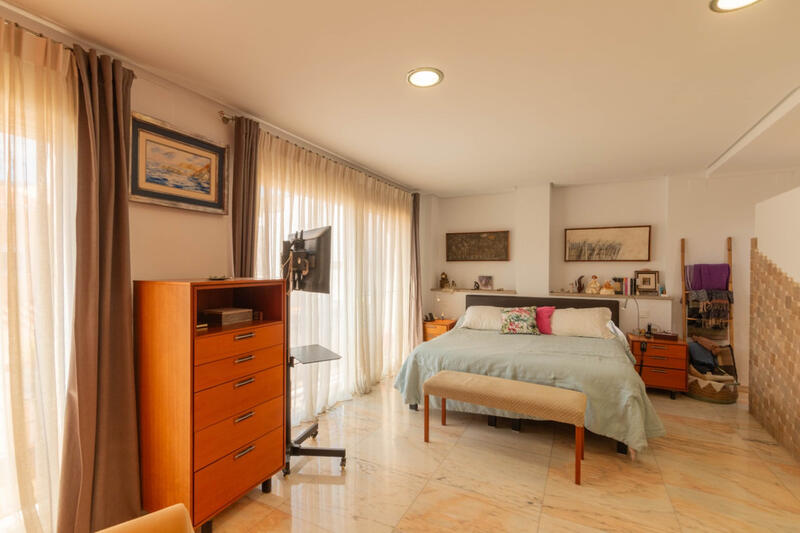 5 bedroom Townhouse for sale