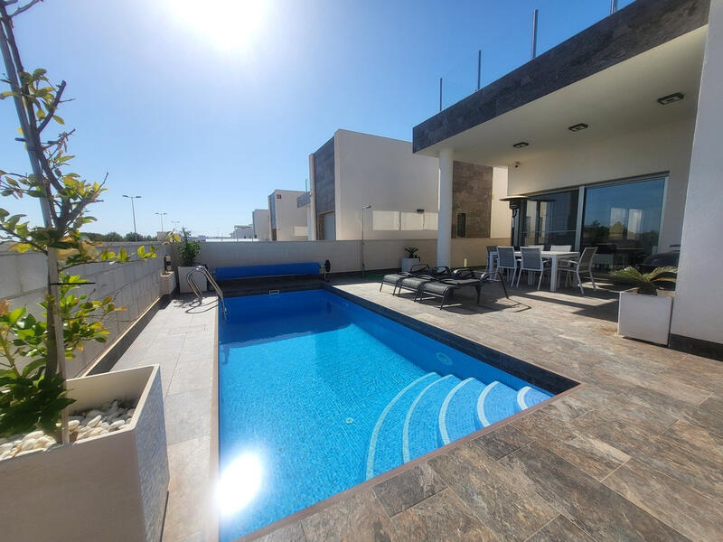 3 Schlafzimmer Villa zu verkaufen in Villamartin, Alicante