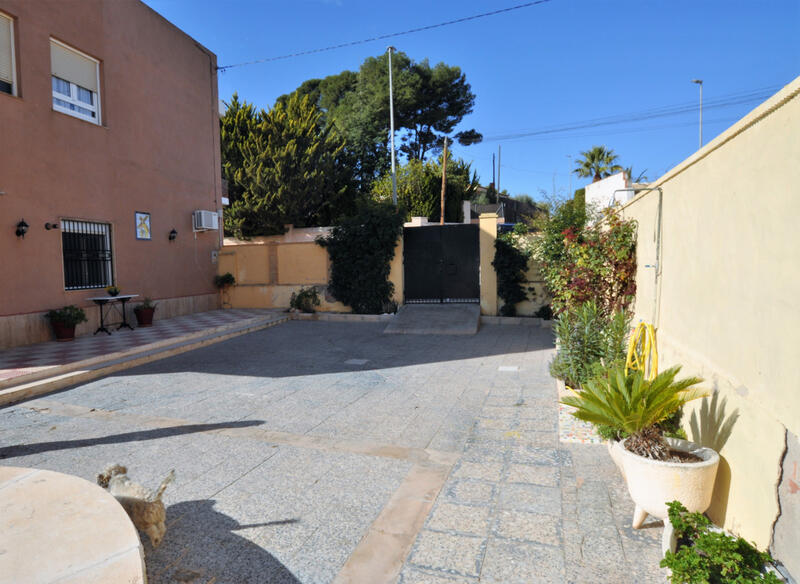 4 bedroom Townhouse for sale