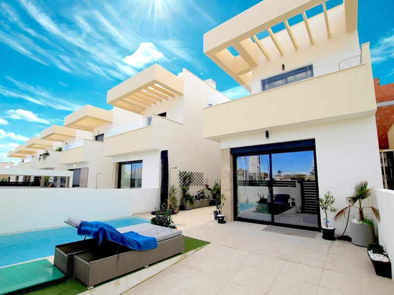 Villa til salgs i Los Montesinos, Alicante
