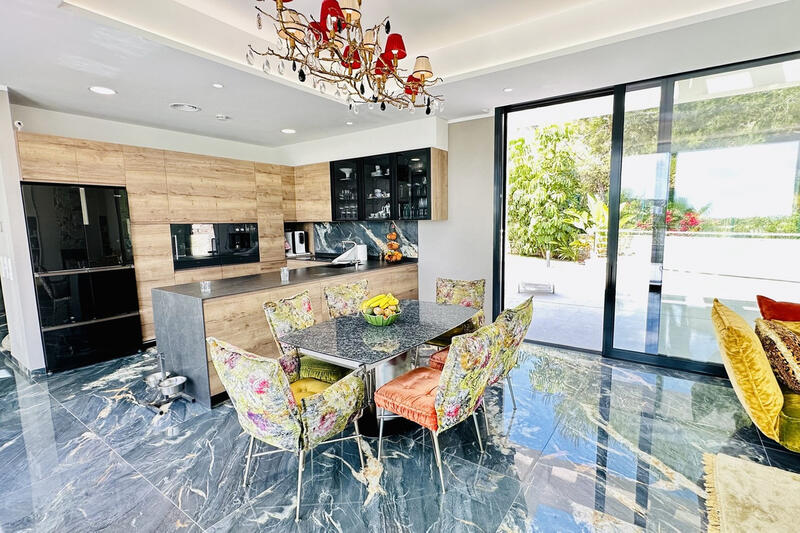 6 bedroom Villa for sale