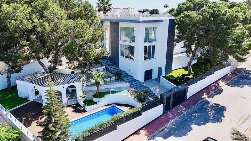 6 спальная комната вилла продается в Los Balcones, Alicante
