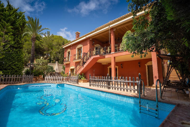 Villa Te koop in Campoamor, Alicante