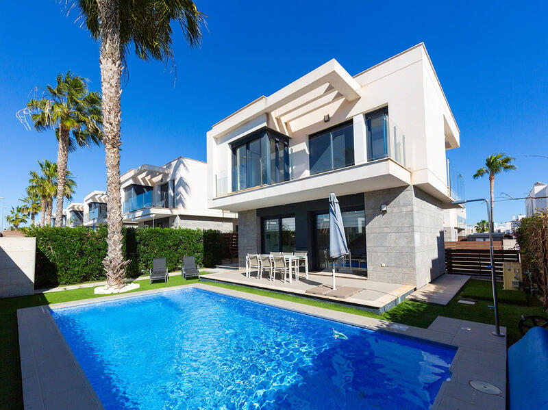 Villa til salgs i Vistabella Golf, Alicante