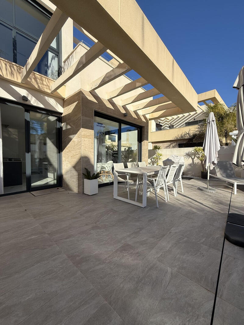 3 soveværelse Villa til salg i Los Montesinos, Alicante