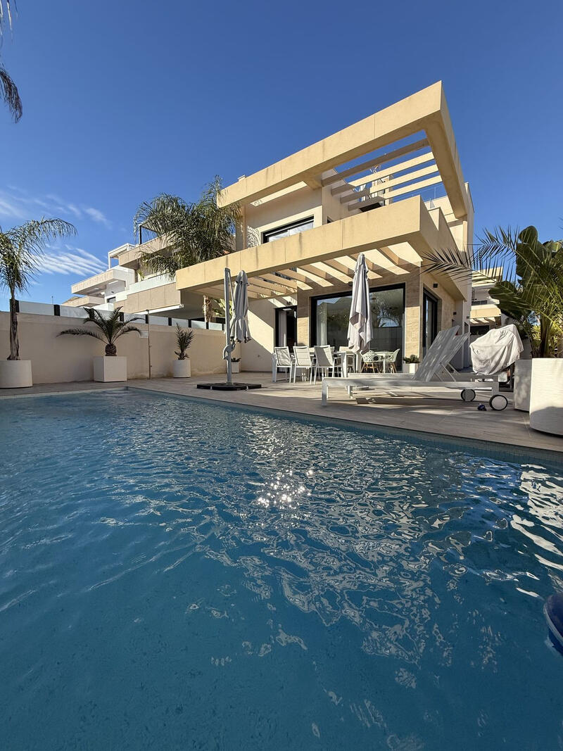 3 soveværelse Villa til salg i Los Montesinos, Alicante