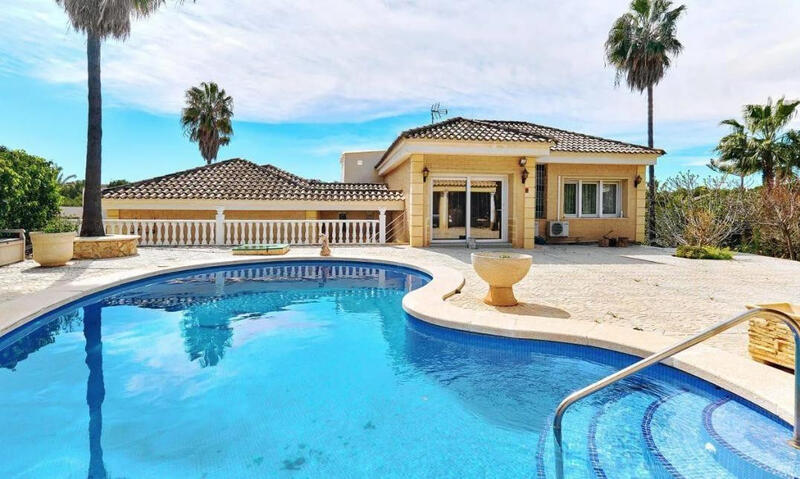 5 спальная комната вилла продается в Campoamor, Alicante
