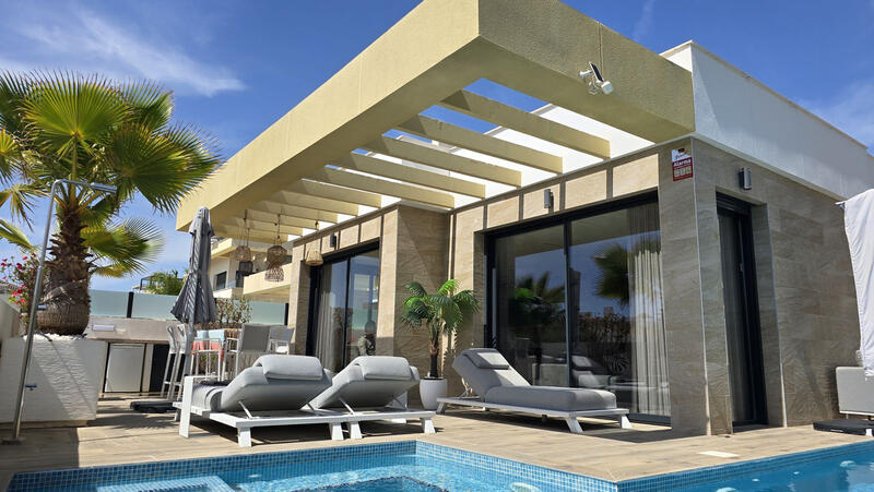 Villa til salg i Los Montesinos, Alicante