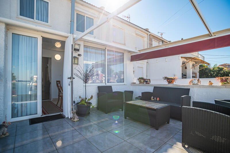 3 спальная комната городская тюрьма продается в Los Balcones, Alicante