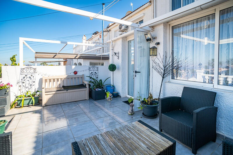 3 спальная комната городская тюрьма продается в Los Balcones, Alicante