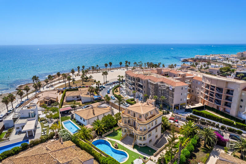 6 спальная комната вилла продается в Playa Flamenca, Alicante