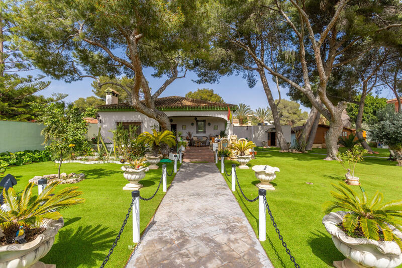 3 спальная комната вилла продается в Campoamor, Alicante