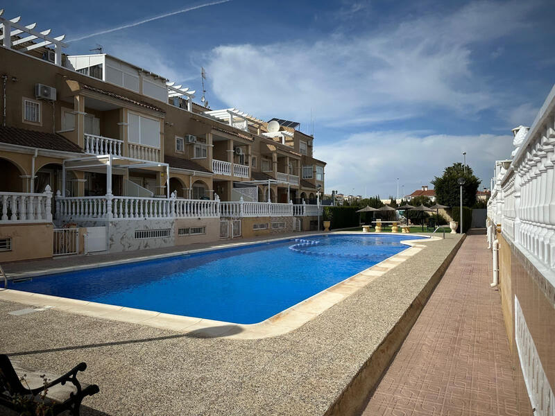 Rekkehus til salgs i Punta Prima, Alicante