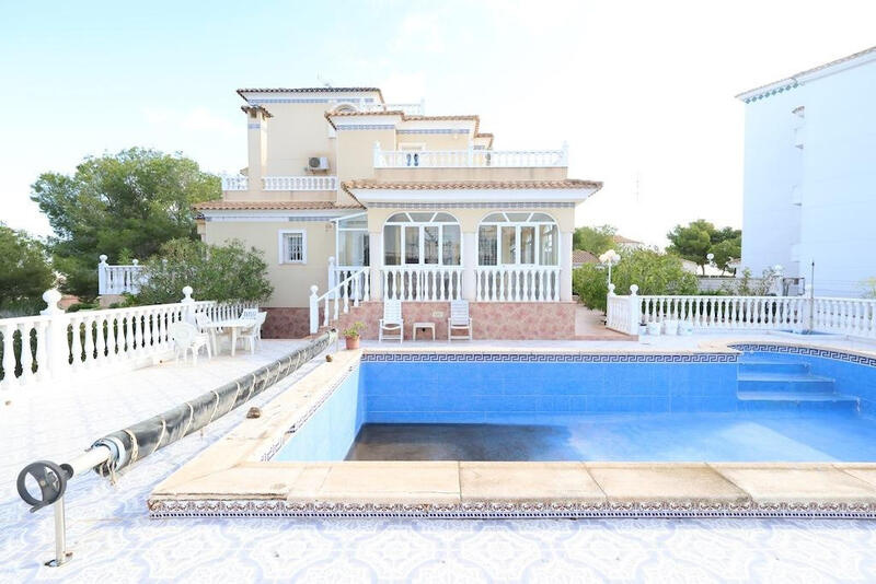 Villa en venta en Villamartin, Alicante