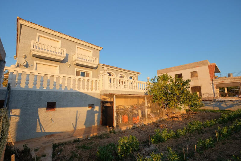9 Cuarto Villa en venta