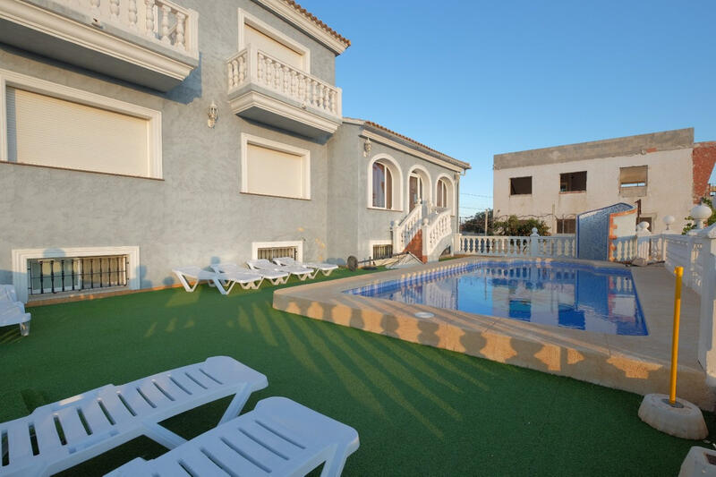 9 Cuarto Villa en venta