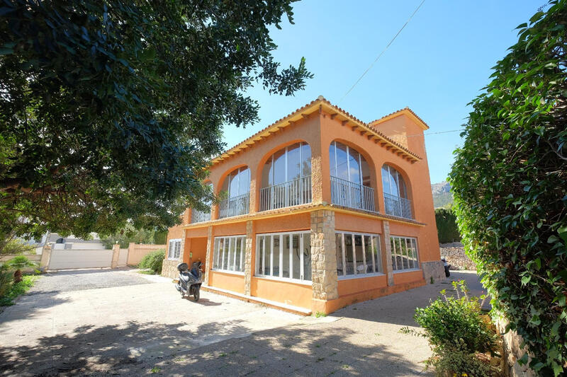9 soveværelse Villa til salg i Calpe, Alicante