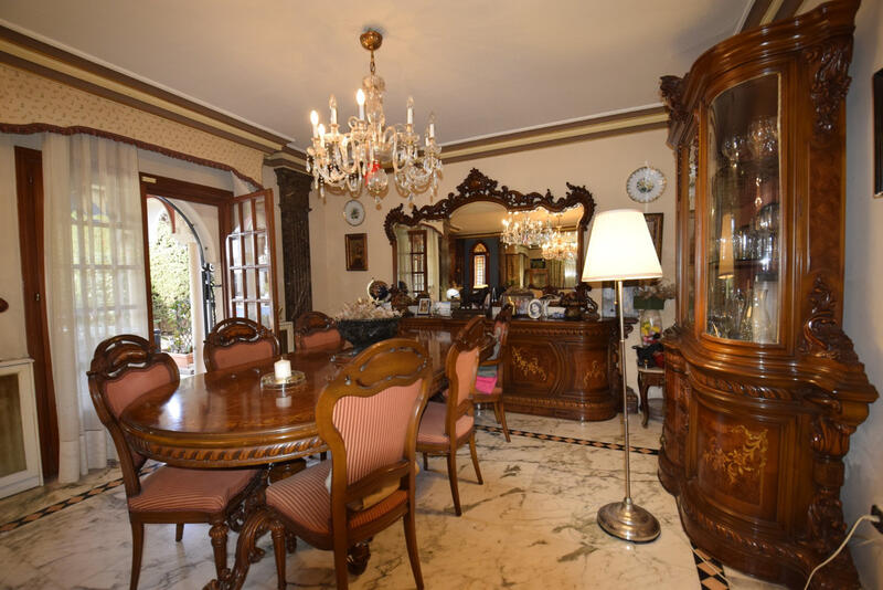 9 Cuarto Villa en venta