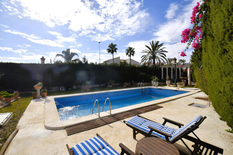 9 Cuarto Villa en venta
