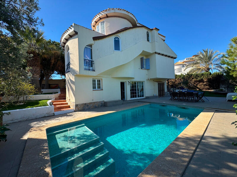 Villa en venta en La Zenia, Alicante