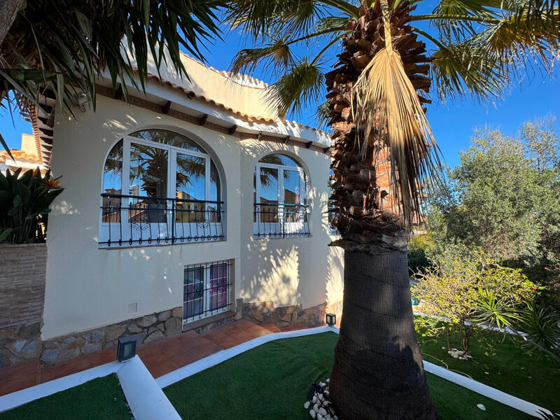 5 slaapkamer Villa Te koop in La Zenia, Alicante