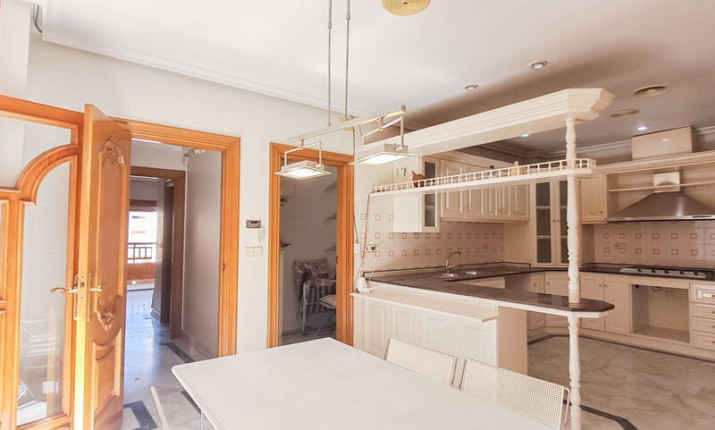 6 bedroom Apartment for sale