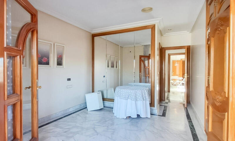 6 bedroom Apartment for sale