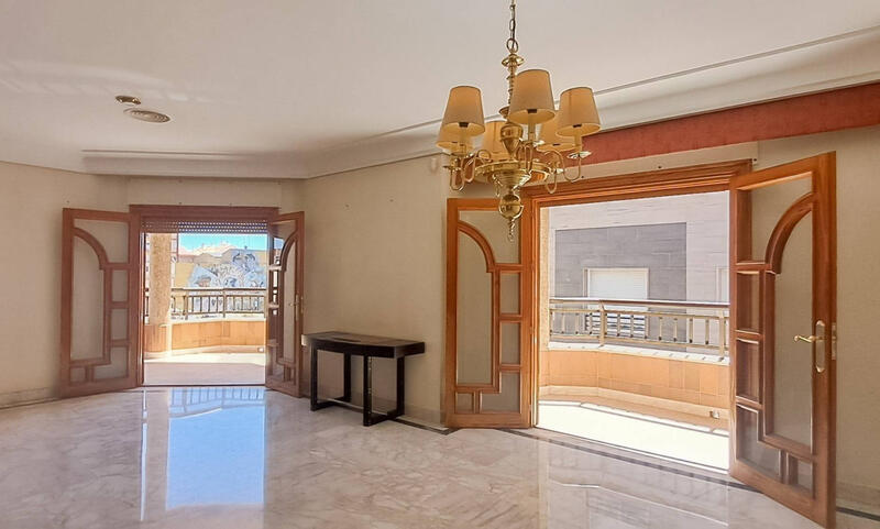 6 bedroom Apartment for sale