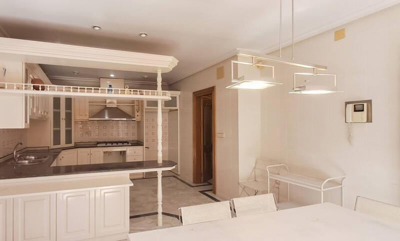 6 bedroom Apartment for sale