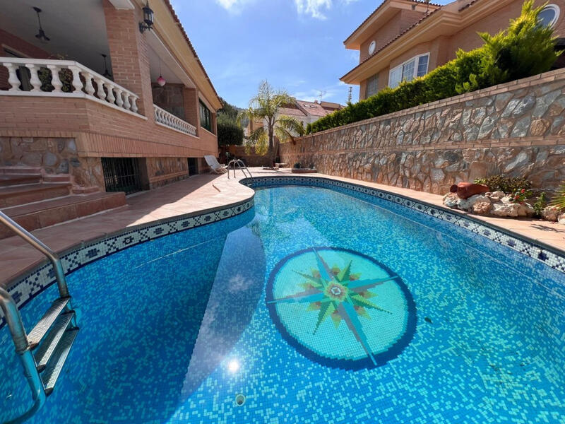 8 Schlafzimmer Villa zu verkaufen in Benidorm, Alicante