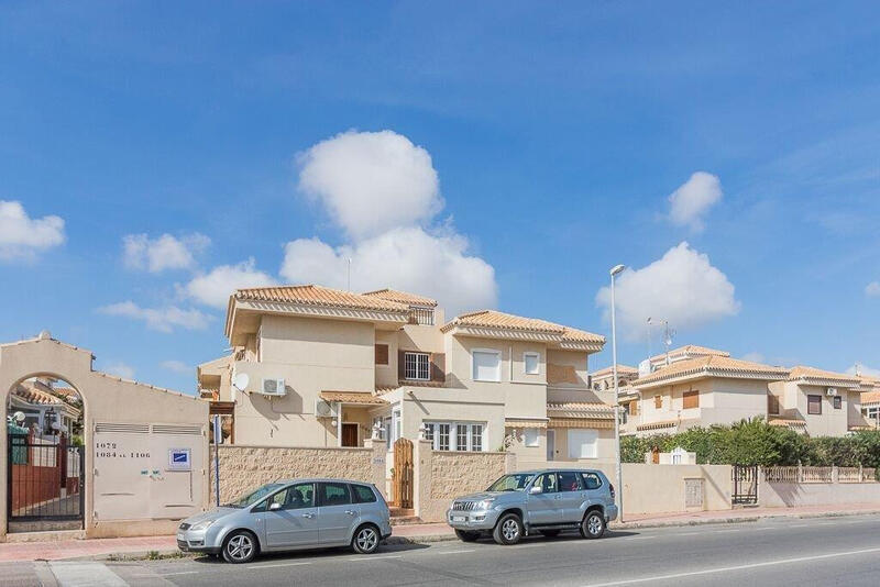 3 спальная комната вилла продается в Playa Flamenca, Alicante