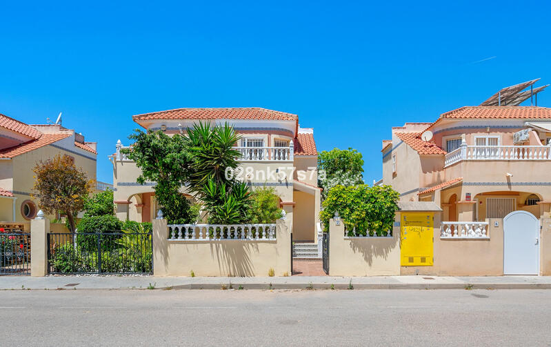 3 slaapkamer Gezinswoning Te koop in La Zenia, Alicante
