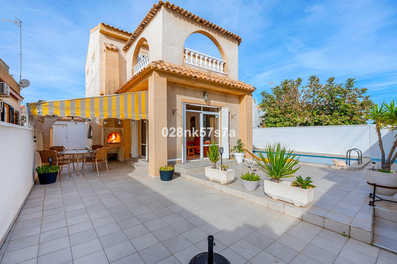 4 slaapkamer Villa Te koop in Playa Flamenca, Alicante