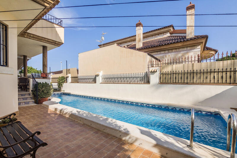 5 спальная комната вилла продается в Almoradí, Alicante