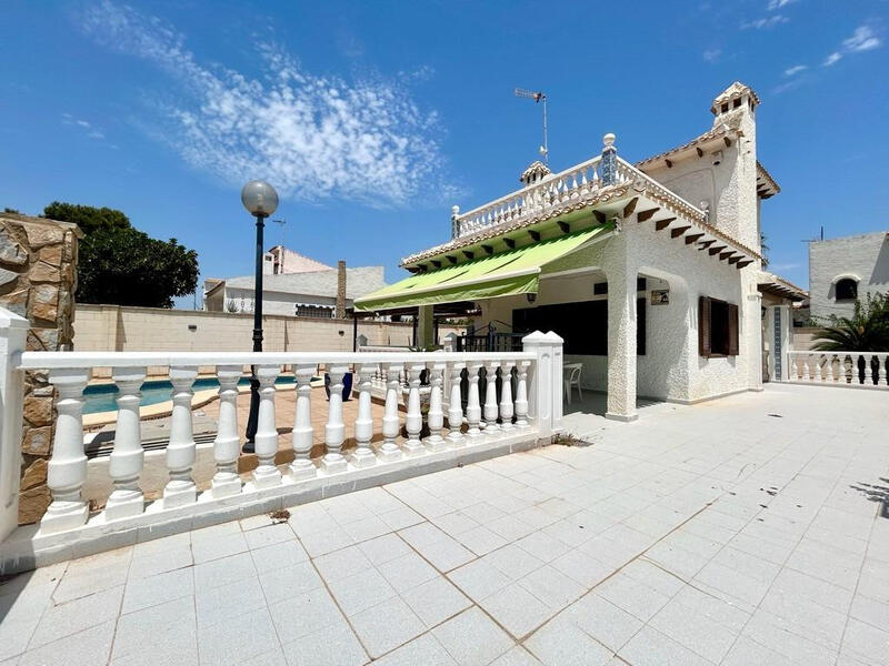 4 soveværelse Villa til salg i La Zenia, Alicante