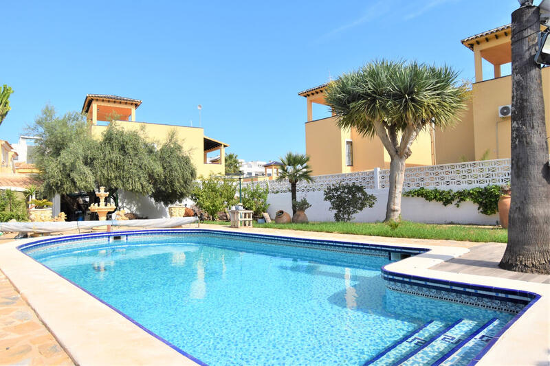 4 chambre Villa à vendre dans Villamartin, Alicante